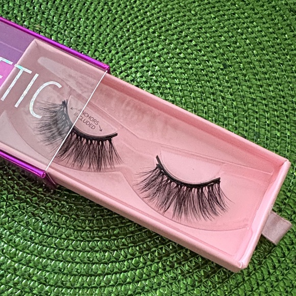 Glamnetic False Eyelashes NIB - Picture 2 of 3